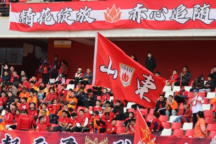 主場上萬名球迷的吶喊助威，給山東體彩女足征戰(zhàn)女超增添了能量與動力
